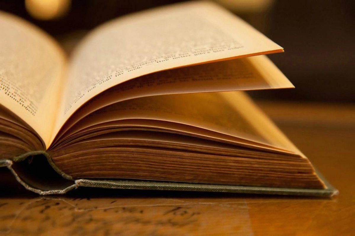Открытая книга на столе