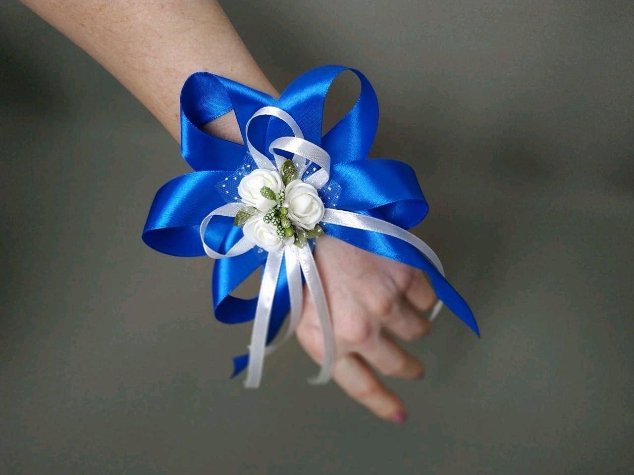Цветы на руку подружкам невесты