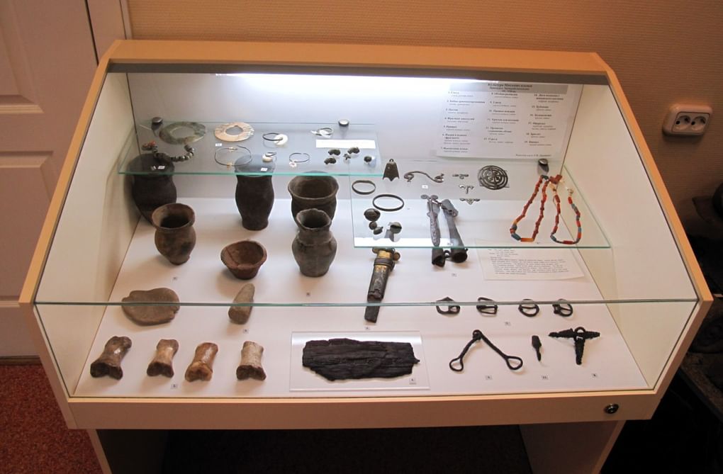 Экспозиция предметов, найденных в Айдашинской пещере в Музее народов Сибири и Дальнего Востока