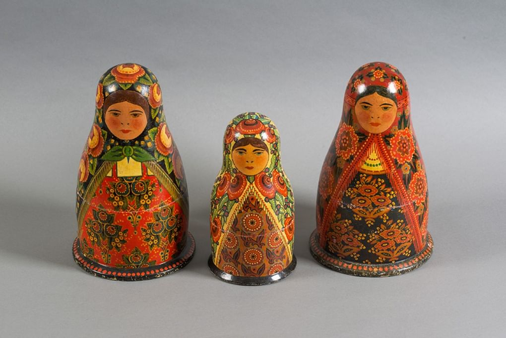 Экспонаты выставки «Непростая игрушка» во Всероссийском музее декоративно-прикладного искусства
