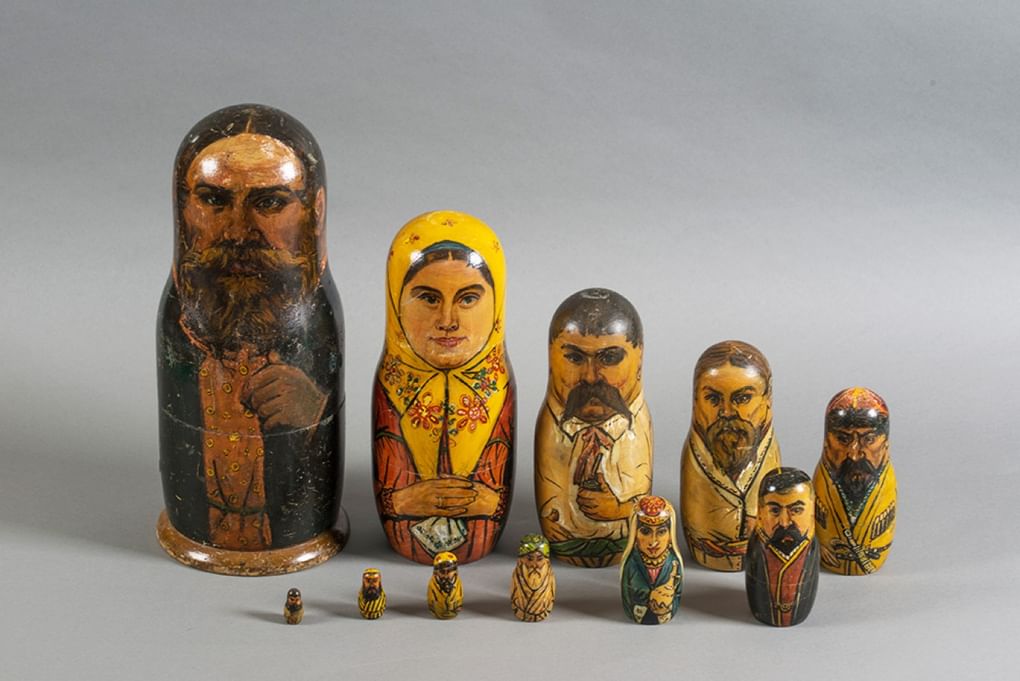 Экспонаты выставки «Непростая игрушка» во Всероссийском музее декоративно-прикладного искусства