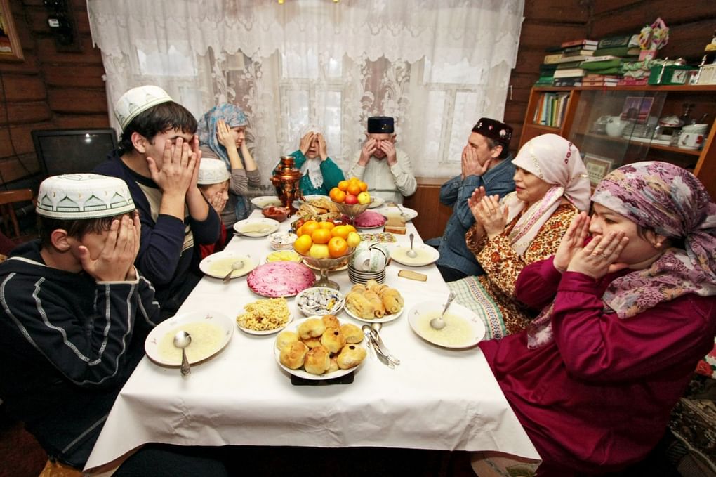 Мусульманская семья во время праздничного застолья. Фотография: ИТАР–ТАСС / В. Александров