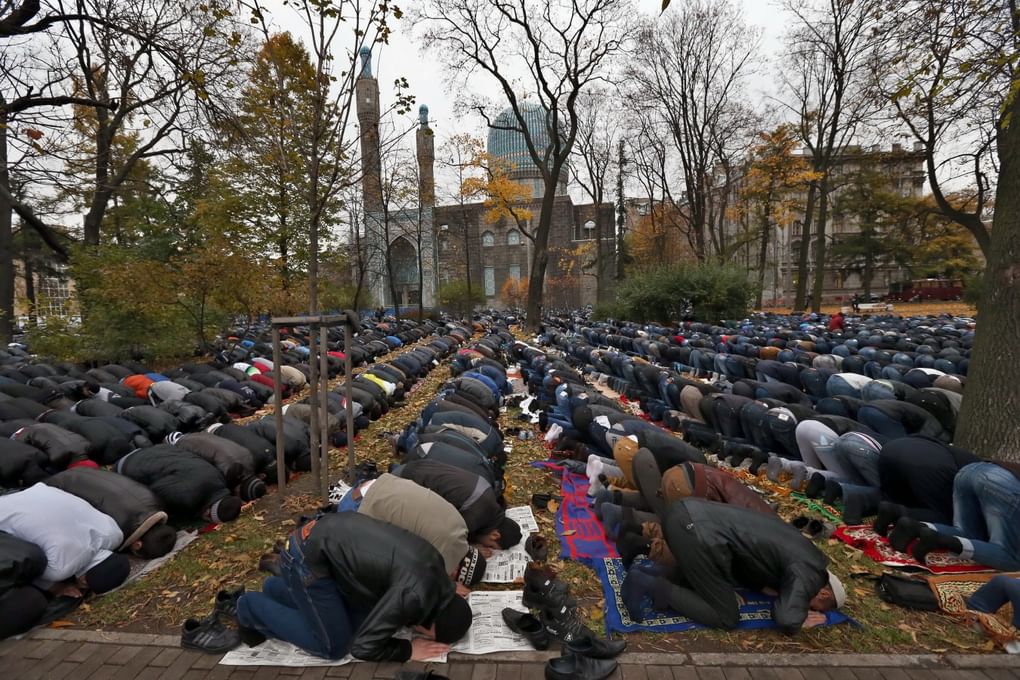 Мусульмане во время исламского праздника Курбан-байрам у Соборной мечети в Санкт-Петербурге. Фотография: ИТАР–ТАСС / Интерпресс / А. Николаев