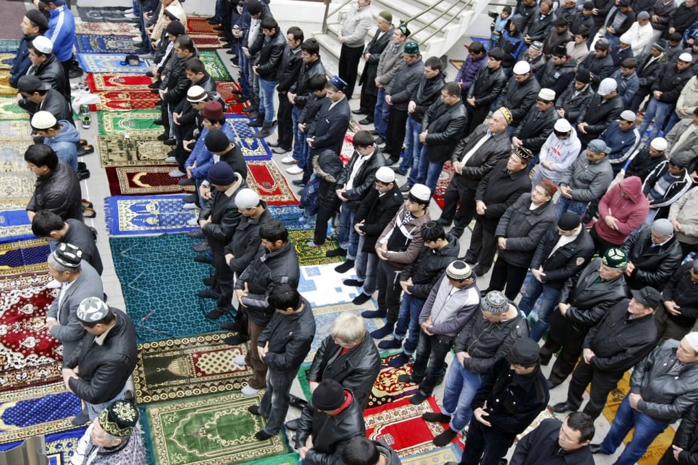Мусульмане во время исламского праздника Курбан-байрам у мечети на Фурмановской улице в Ростове-на-Дону. Фотография: ИТАР–ТАСС / В. Матыцин