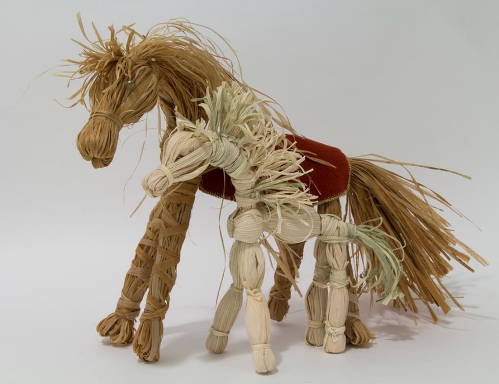 Народные куклы «Конь-Огонь» из талаша и лыка. Фото: А. Степанов / Фотобанк Лори