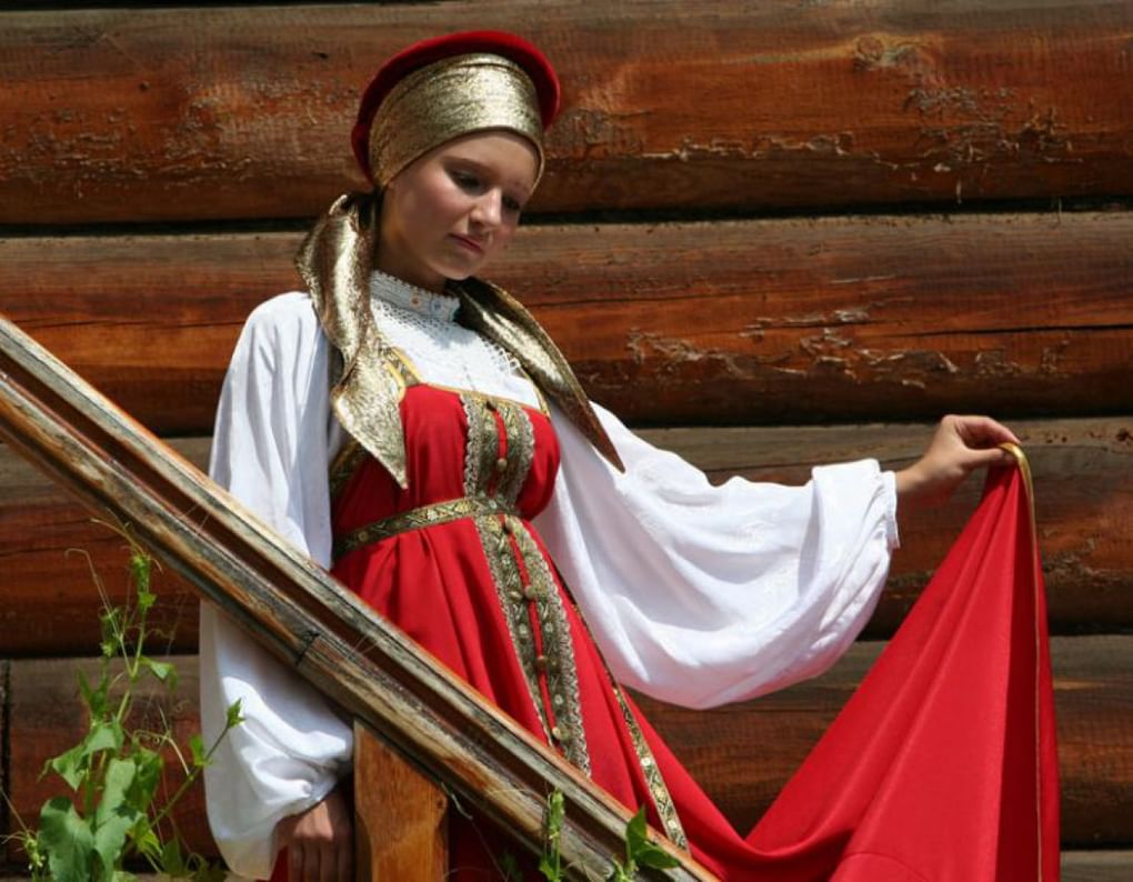 Девушка в русском народном костюме