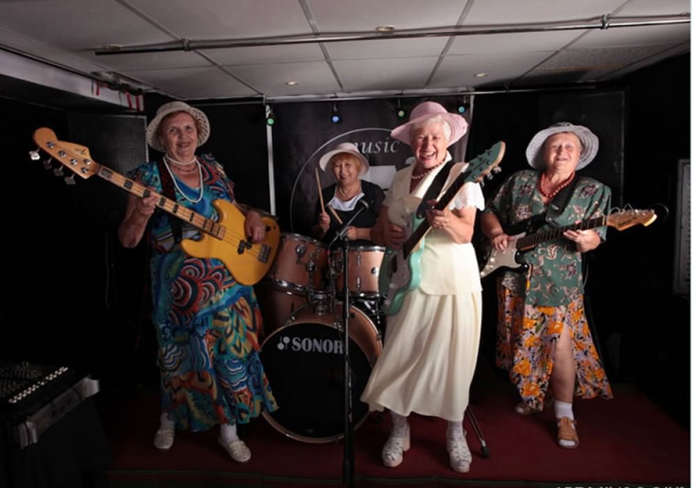 Музыка поют бабушки. Старики поют. Старушка поет. Бабки поют. Пенсионеры поют.
