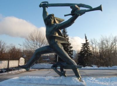 Скульптура Мальчиш-Кибальчиш на улице Косыгина