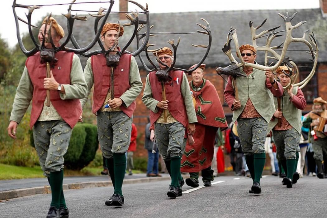 Культс. Абботс Бромли. Танец Abbots Bromley Horn Dance. Танец с рогами Англия. Фестиваль Рогоносцев в Италии.