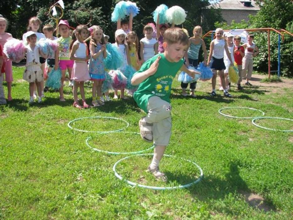 Летние конкурсы. Спортивное развлечение в детском саду. Летние развлечения в детском саду. Эстафеты на улице летом в детском саду. Летние забавы в детском саду.