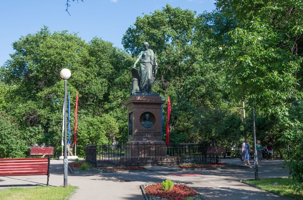 Памятник Н.М. Карамзину в Карамзинском сквере Ульяновска. Фотография: А. Захаров / фотобанк «Лори»