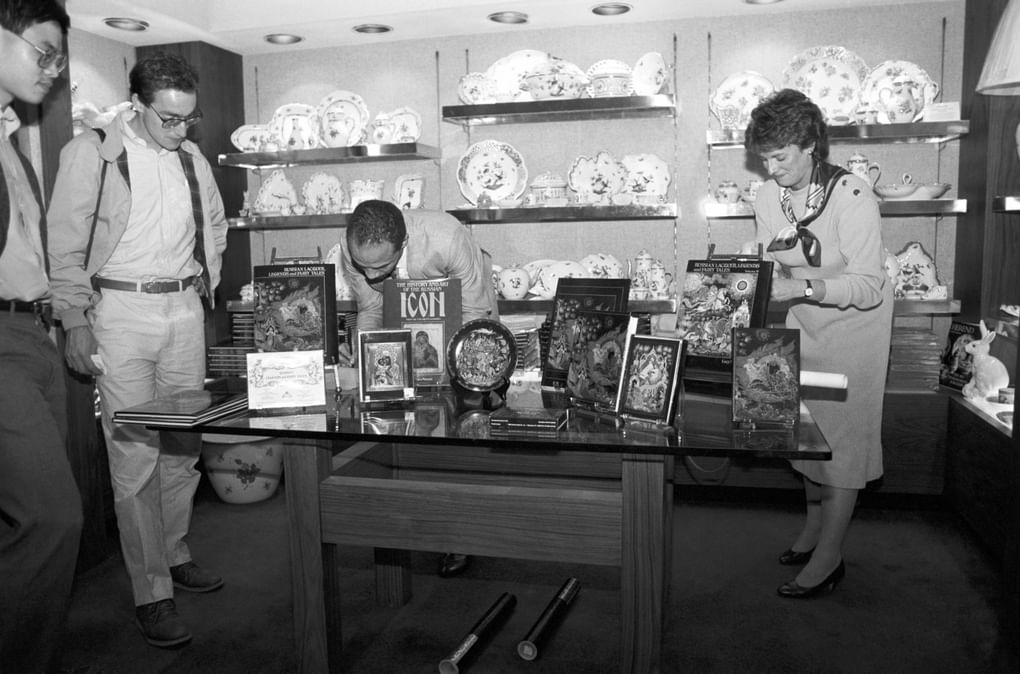Выставка-продажа лаковой миниатюры в Вашингтоне. 1988 год. Фотография: В. Поляковская / ИТАР–ТАСС / Архив