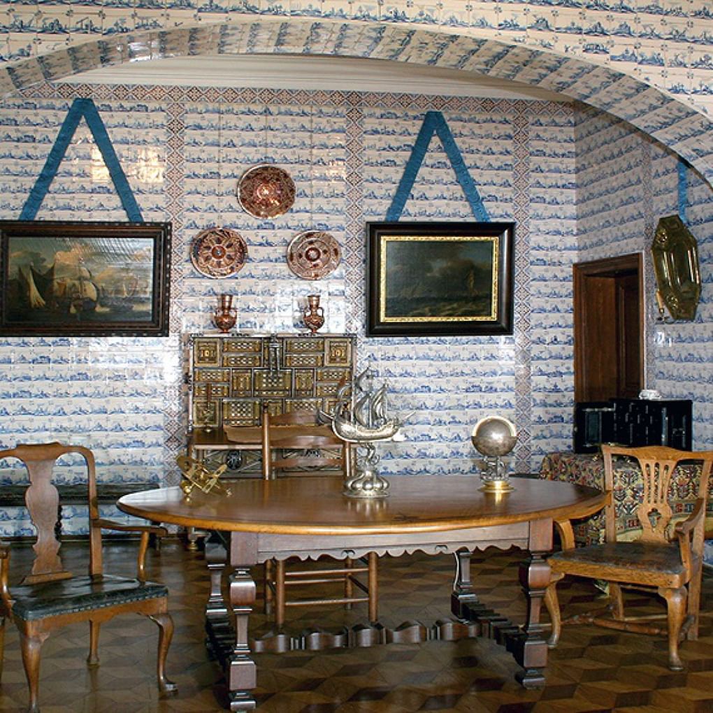 Морской кабинет, отделанный делфтской плиткой. Дворец Меншикова (Государственный Эрмитаж)