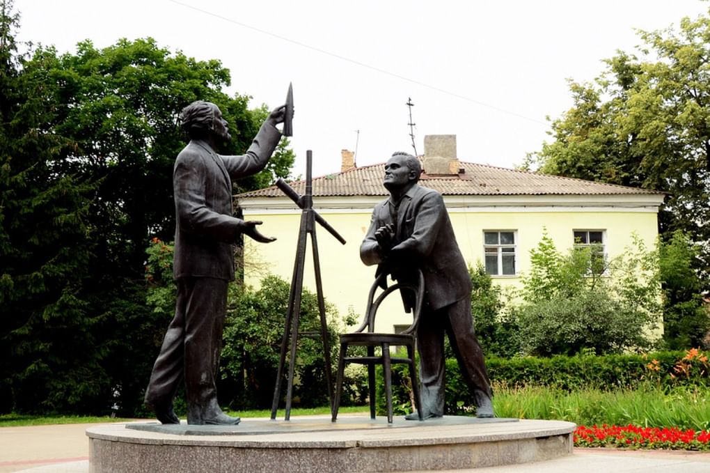 Монумент «Встреча Королева и Циолковского» в Калуге. Фотография: Л. Вишневской / фотобанк «Лори»