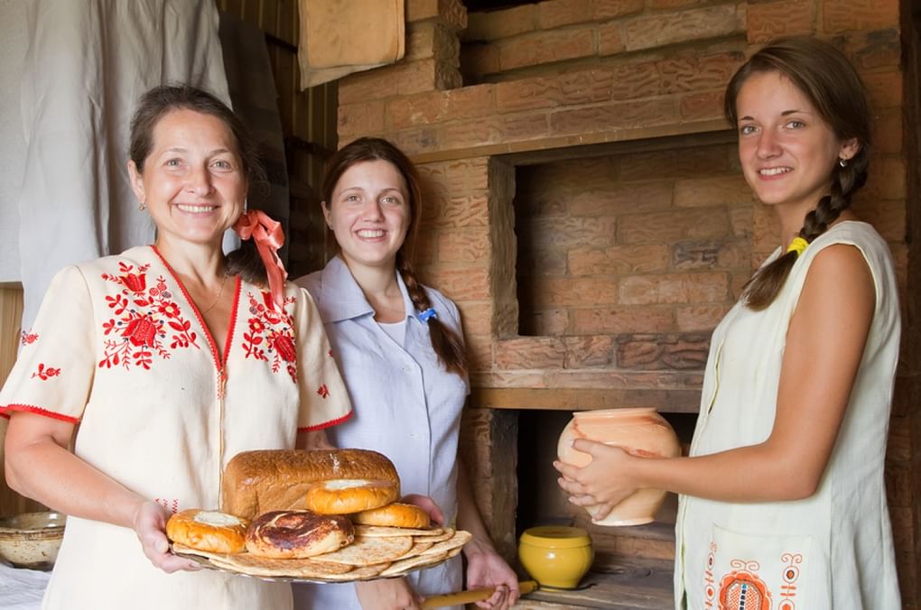 Женщины с деревенской едой. Фотография: Я. Филимонов / фотобанк «Лори»