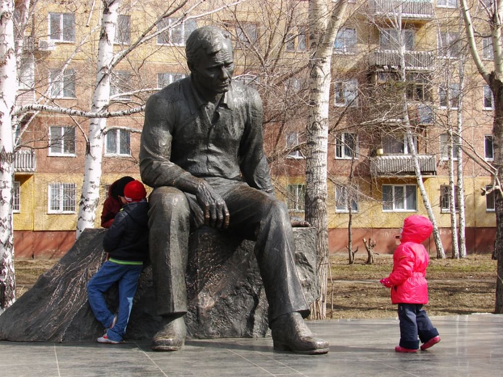 Дети, играющие у памятника Василию Шукшину в Барнауле. Фотография: А. Прозоров / фотобанк «Лори»
