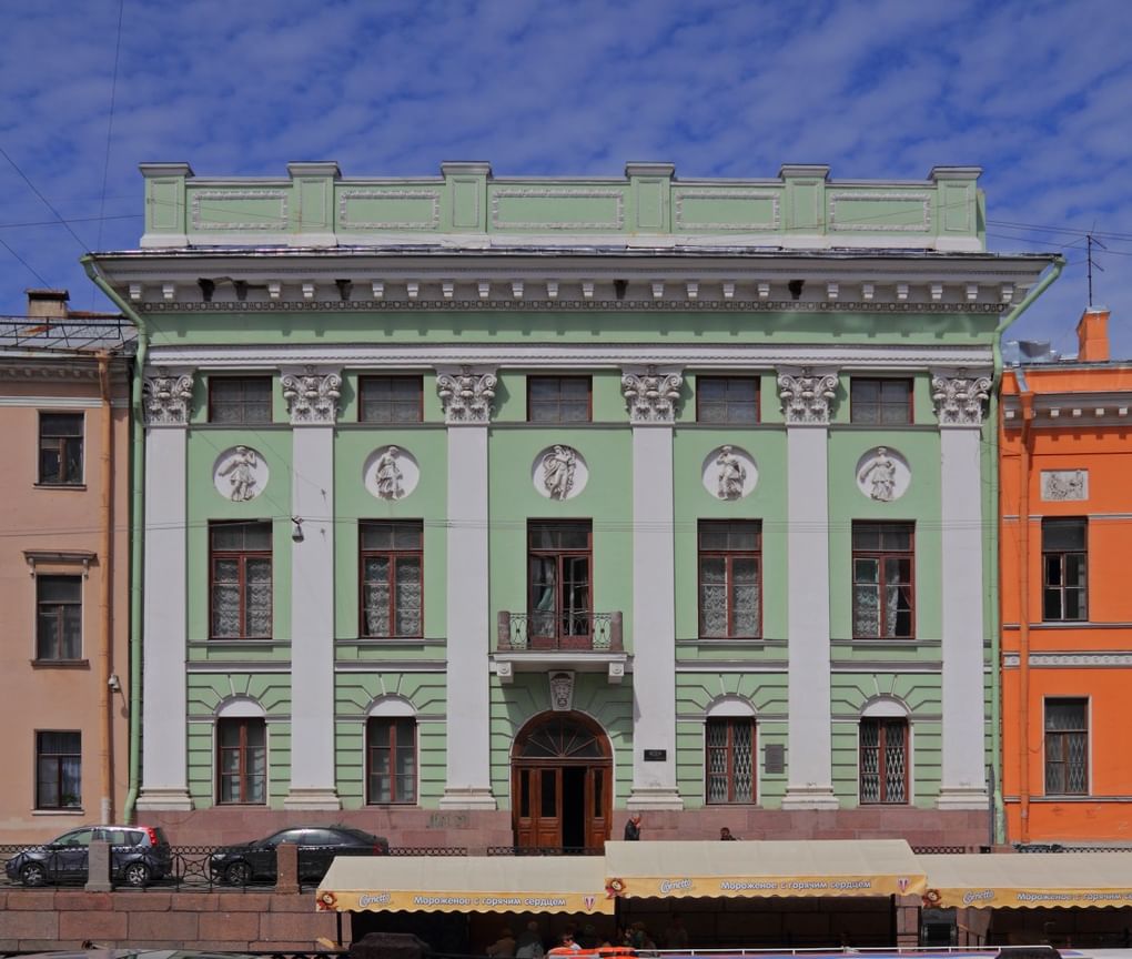 Дома князя Абамелек-Лазарева на набережной реки Мойки (№21–23) в Санкт-Петербурге. Фотография: A. Savin / Wikipedia