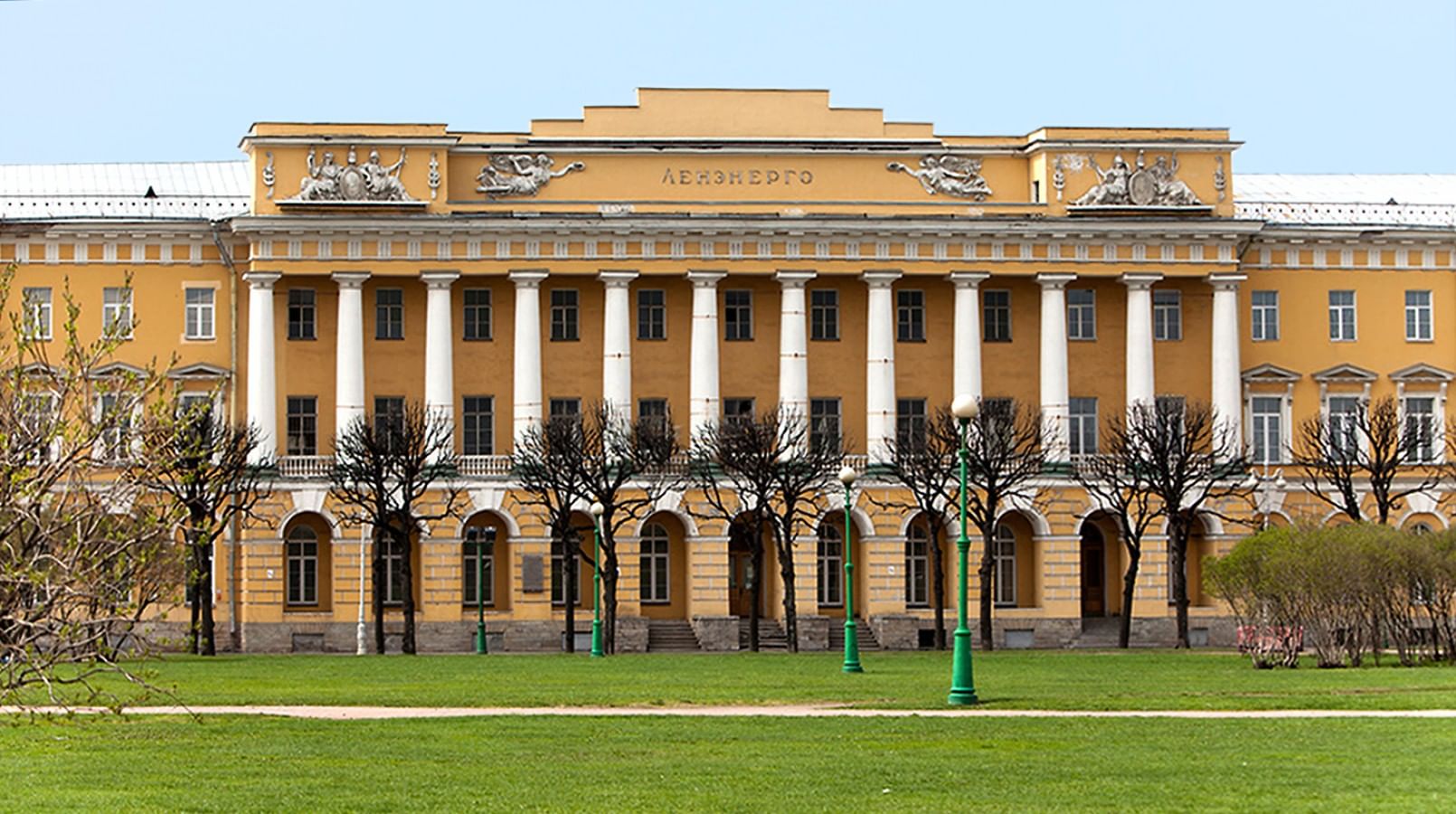 Павловские казармы на Марсовом поле в Петербурге