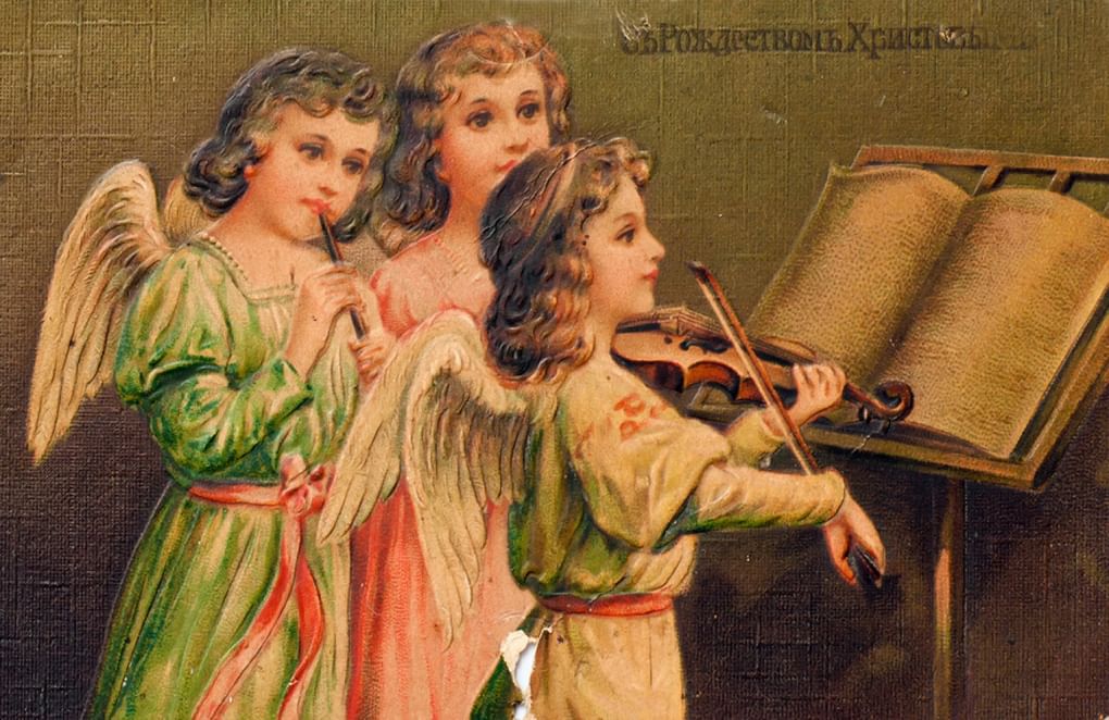 Старинная дореволюционная рождественская открытка. Дети-ангелочки исполняют музыку. Фотография: И. Низов / фотобанк «Лори»