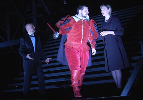 Сцена из спектакля Валерия Фокина «Гамлет». Александринский театр, Санкт-Петербург, 2010 год
