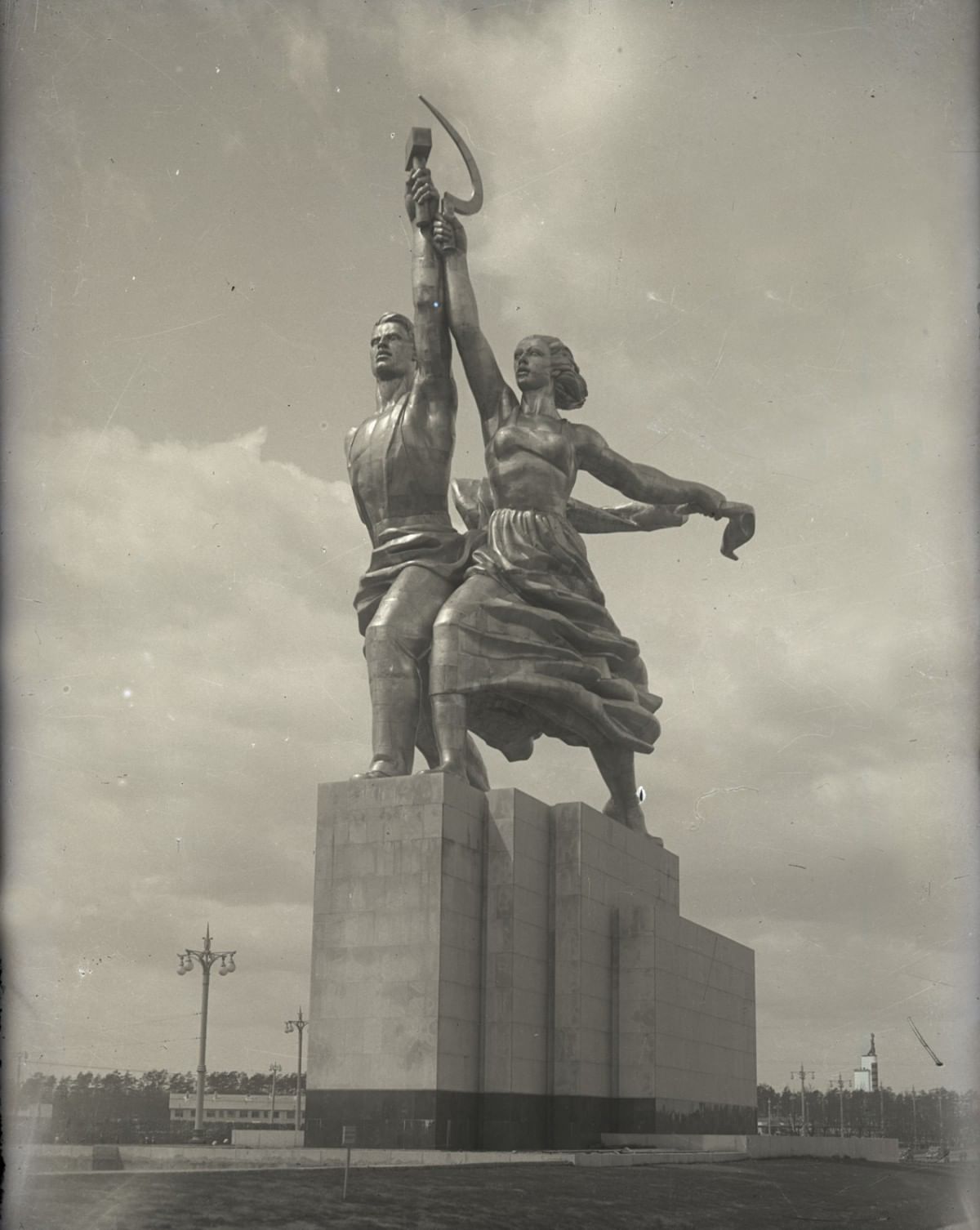 Памятники советского времени. Скульптура Мухиной рабочий и колхозница. Скульптура в. Мухиной “рабочий и колхозница” (1937). Мухина рабочий и колхозница 1937. ВДНХ СССР 1939 рабочий и колхозница.