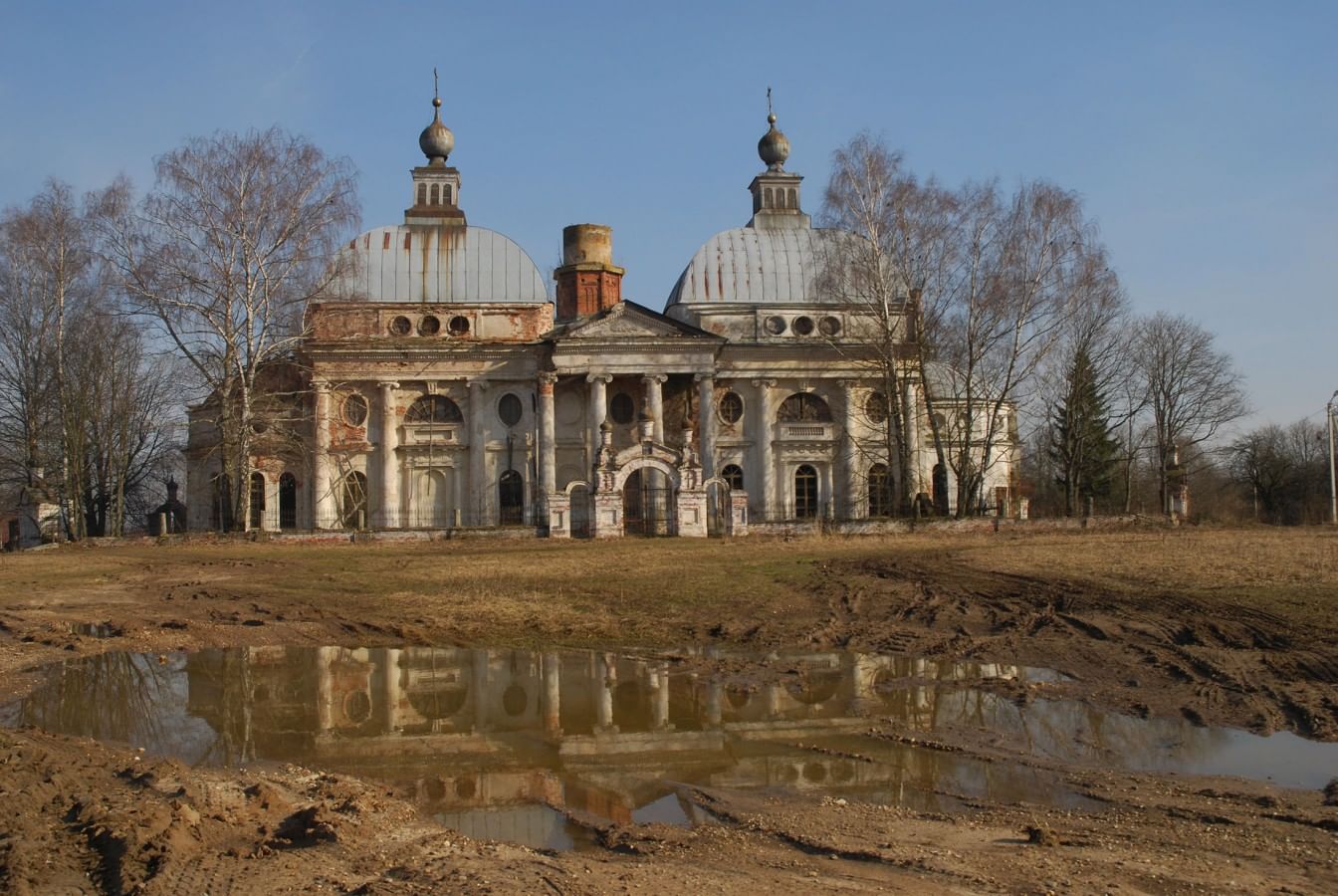 Подмосковье Церковь в усадьбе