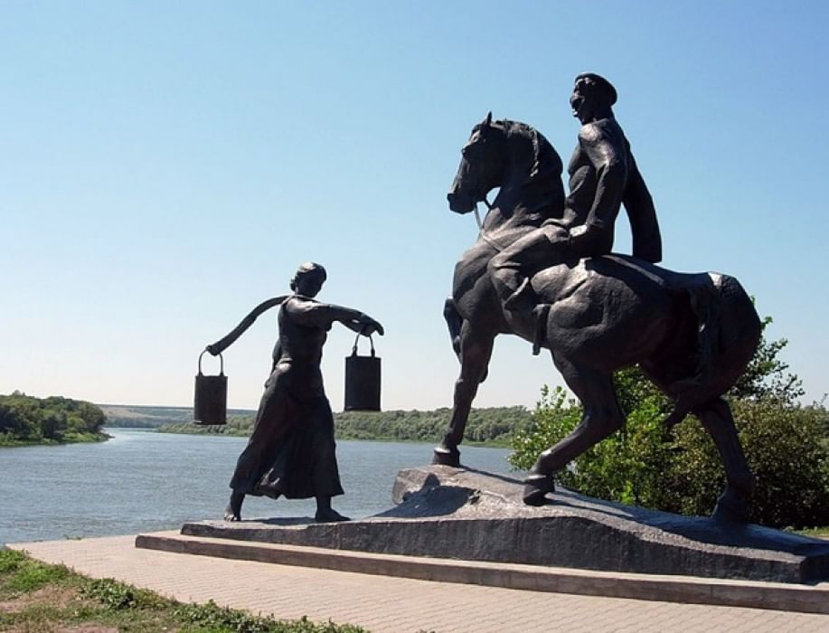 На дону на доне. Памятник Аксинье и Григорию в Ростове. Станица вёшенская Дон памятники. Тихий Дон станица Вешенская.