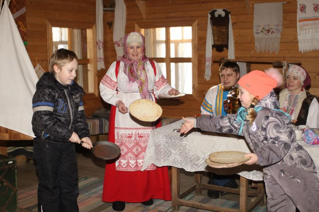 Вошла в избу масленица. Масленица в русской избе. Русская изба Масленица. Изба на Масленицу. Масленица в Белозерске.