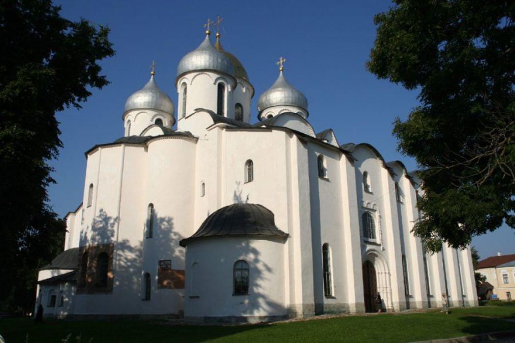 Памятники древнерусского зодчества великого новгорода. Храм Софии в Новгороде 1045-1050. Софийский собор в Великом Новгороде 1045. Софийский собор в Новгороде 1050 г.. Архитектура древней Руси Софийский собор в Новгороде.