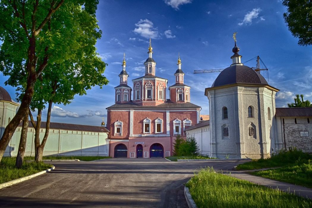 Брянск российский город. Свенский монастырь храм. Город Брянск Свенский монастырь. Свенский монастырь Брянск архитектура.