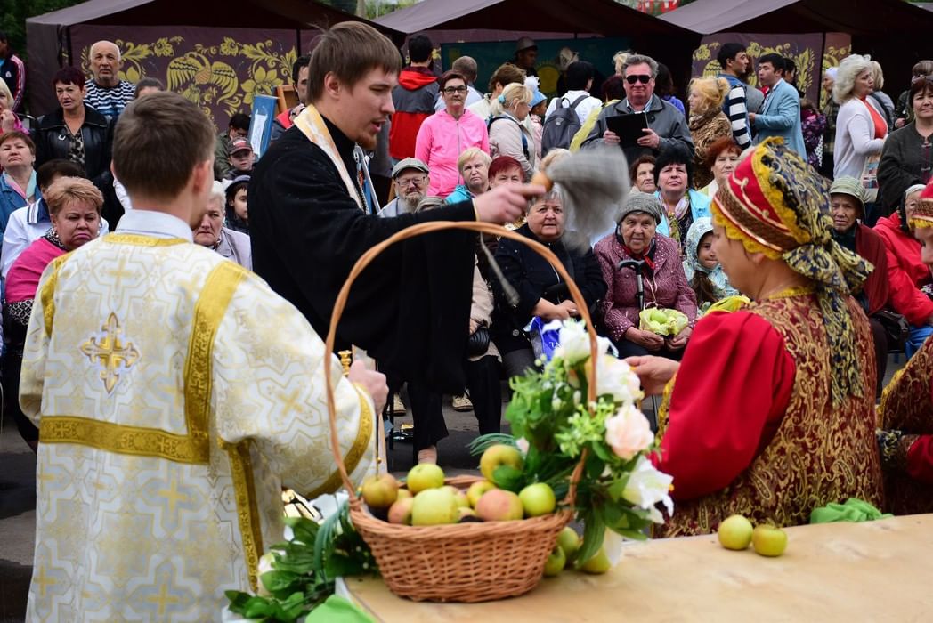 Яблочный спас в церкви