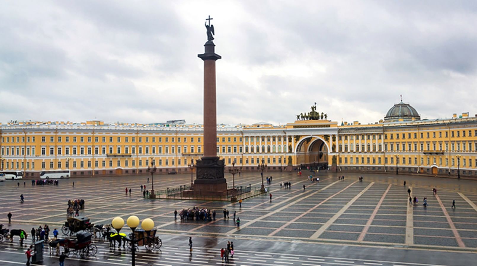 Петербург дворцовая площадь фото Классику кино показали на Дворцовой площади