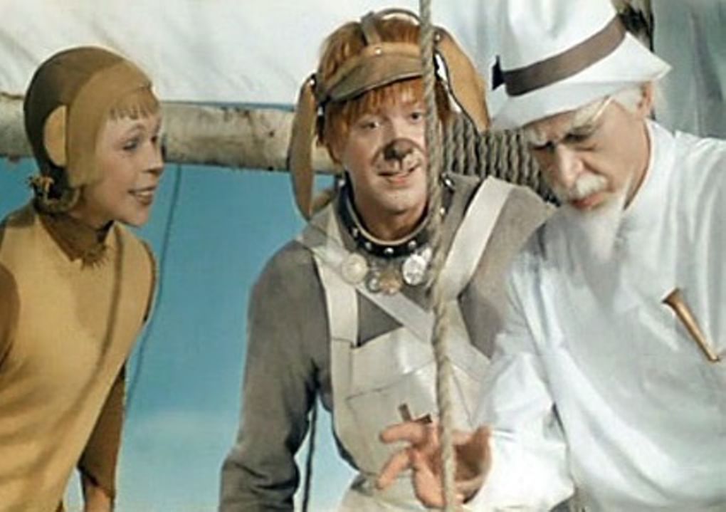 Олег Ефремов в роли Айболита. Кадр из фильма «Айболит-66» (1967)