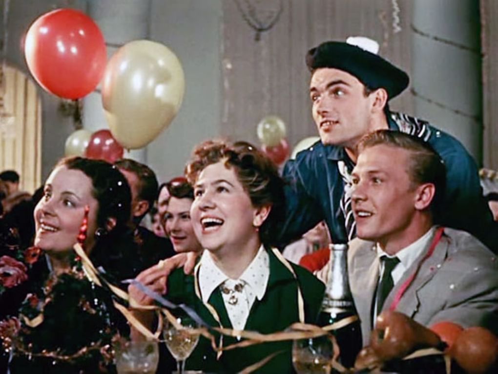 Инна Ульянова в роли гостьи в зеленом платье в фильме «Карнавальная ночь» (1956)