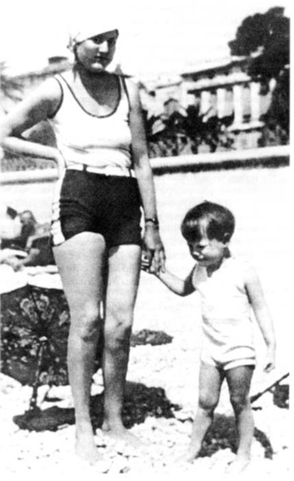 Элли Джонс с трехлетней дочерью Элен-Патрицией в Ницце. 1928 год. Фотография: famhist.ru