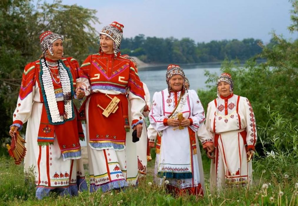 Народы приволжья. Народы Поволжья чуваши Чувашская семья. Чувашия коренное население. Чувашский народная одежда чуваш. Национальные костюмы народов Урала чуваши.