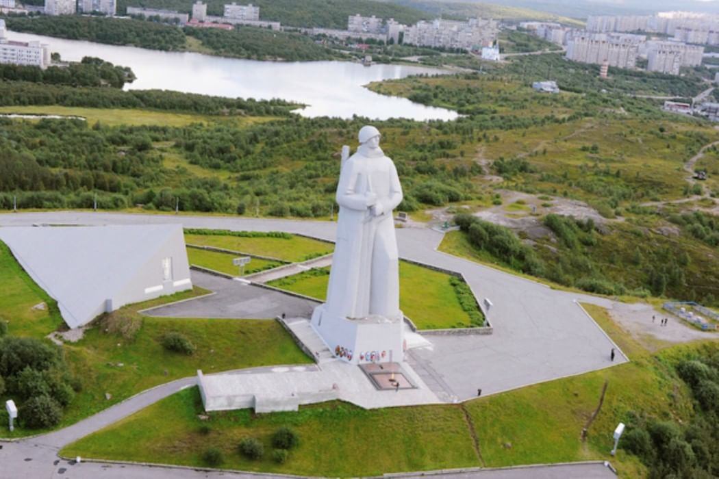 Город герой алеша. Мурманск защитникам советского Заполярья. Мемориал защитникам Заполярья в Мурманске. Мемориал Алеша в Мурманске. Памятник защитникам Заполярья Алеша Мурманск.