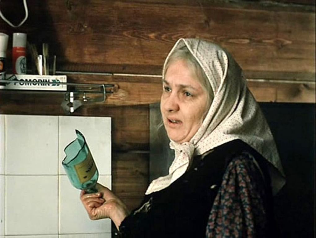 Наталья Тенякова в роли бабы Шуры в фильме «Любовь и голуби» (1984)