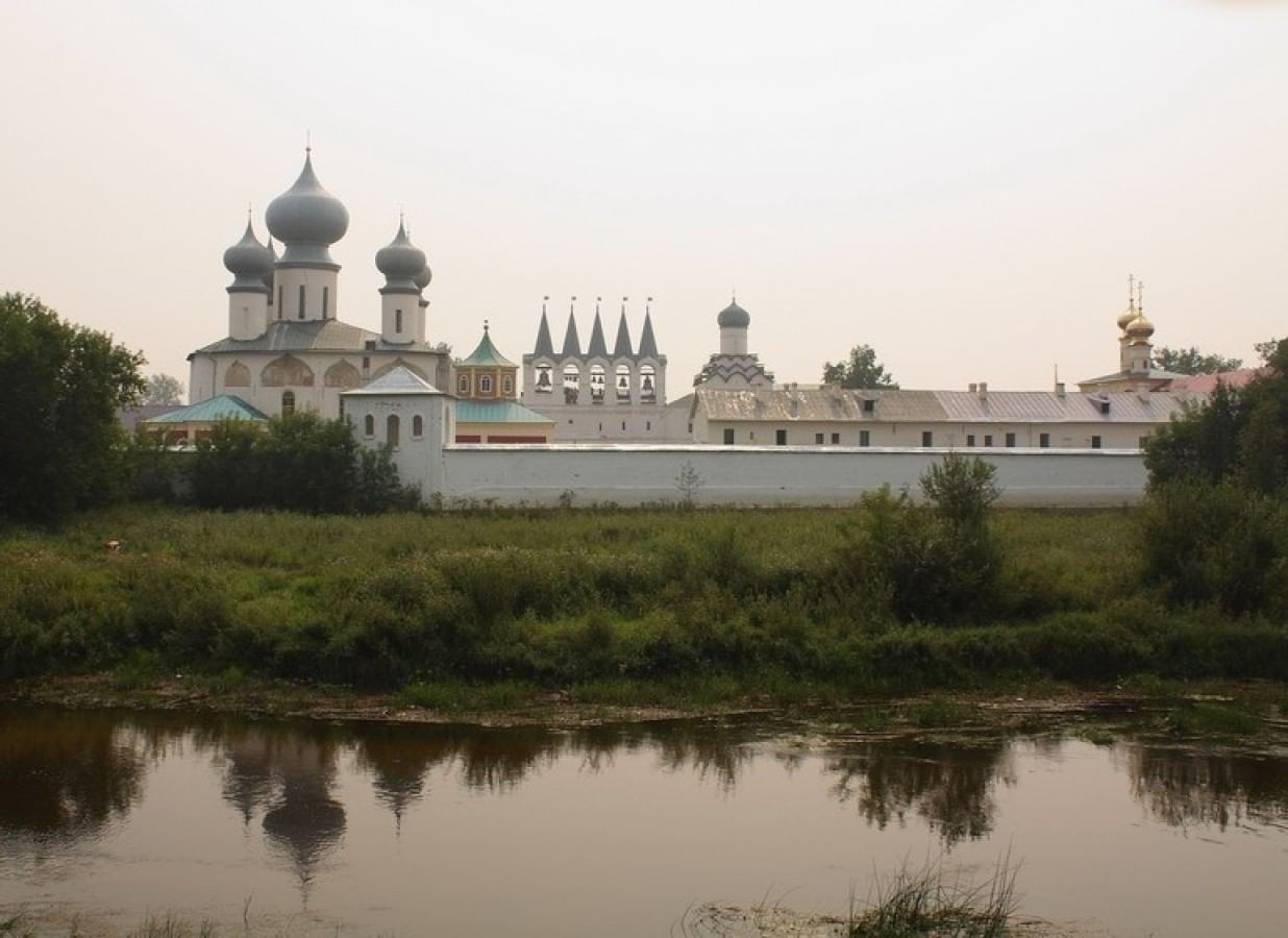 Тихвинский монастырь в Ленинградской области фото