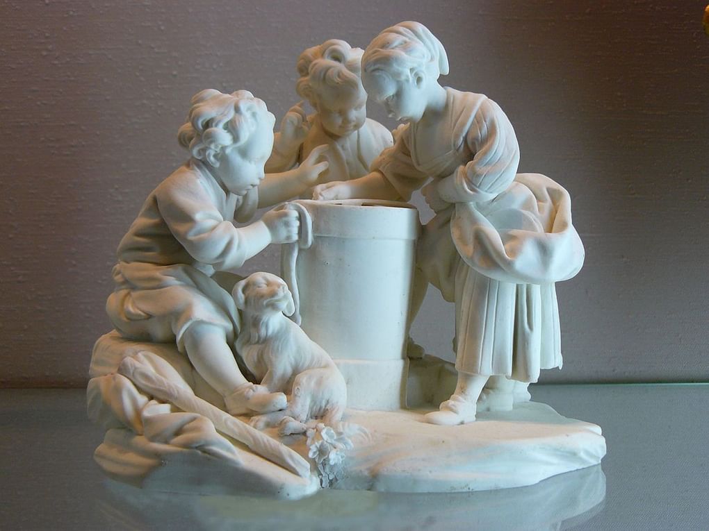Играющие дети. Статуэтка, Севрский фарфор, по модели Э.Фальконе. 1757. Национальный музей керамики (Франция)