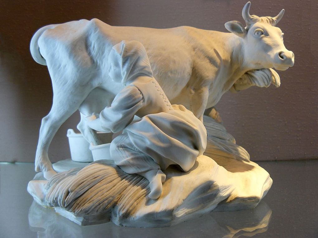 Доярка с коровой. Статуэтка, Севрский фарфор, по модели Э.Фальконе. 1757. Национальный музей керамики (Франция)