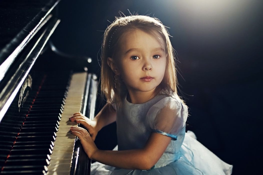 Музыка детка играй со. Фортепиано для детей. Ребенок за роялем. Маленькая девочка за пианино. Ребенок за пианино.