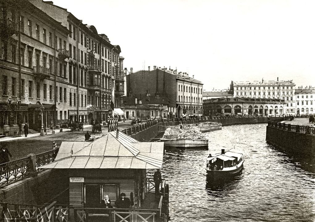 Вид с Большого Конюшенного моста на Круглый рынок. 1900 год. Фотография: kulturologia.ru