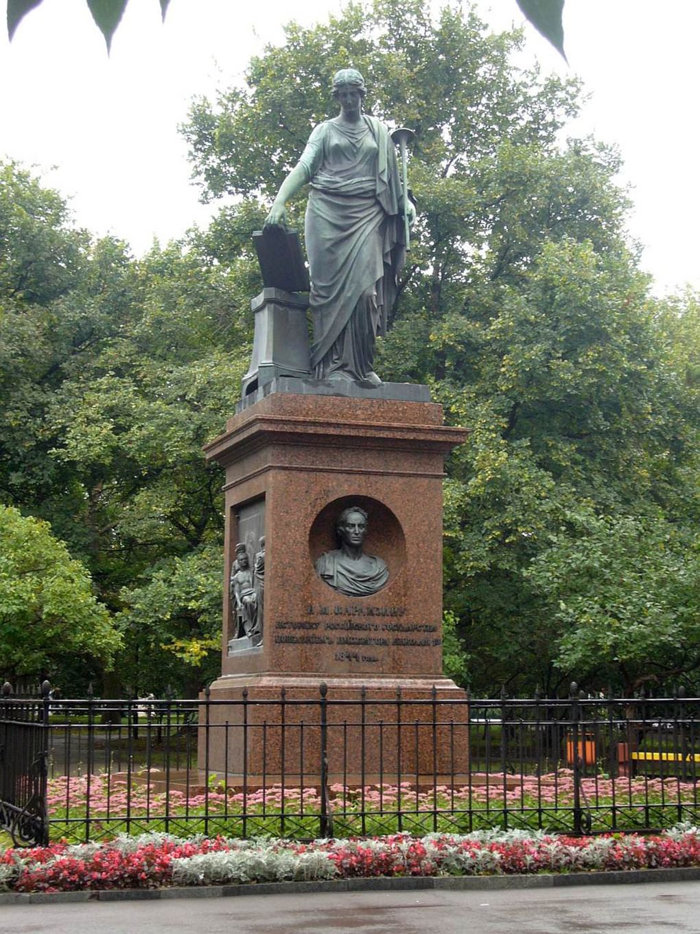 Памятник Николаю Карамзину в Ульяновске. Скульптор Самуил Гальберг. 1845
