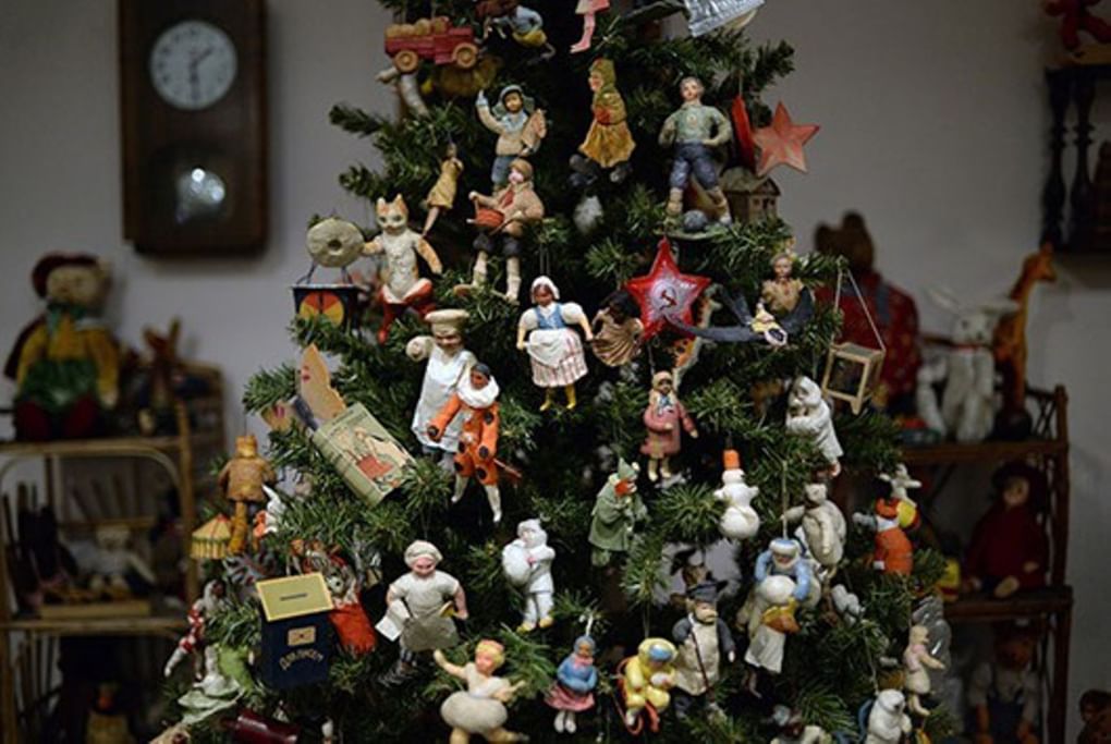 Новогодняя елка с ватными игрушками (вторая половина 1930-х годов)