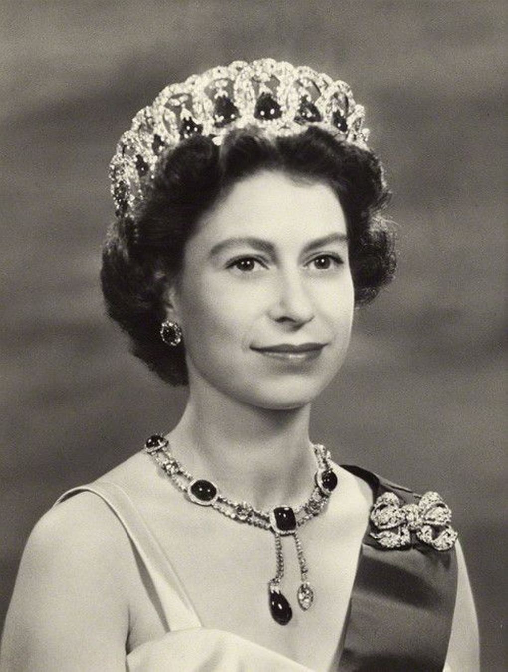 Королева Елизавета II во Владимирской тиаре. 1957