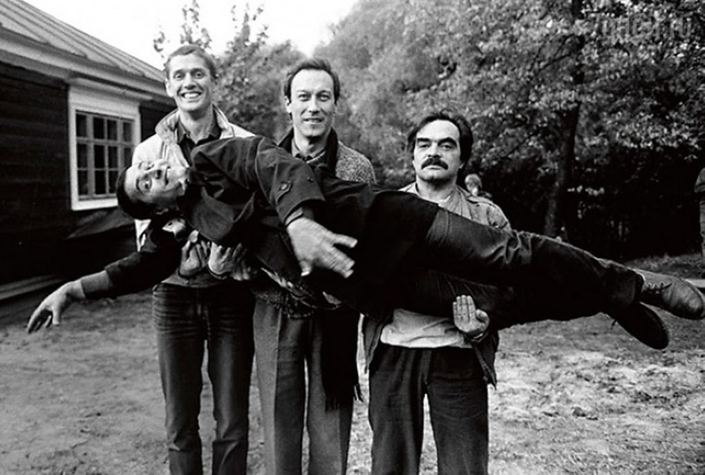 Абдулов, Янковский и Адабашьян носят на руках режиссера фильма «Полеты во сне и наяву» (1983)