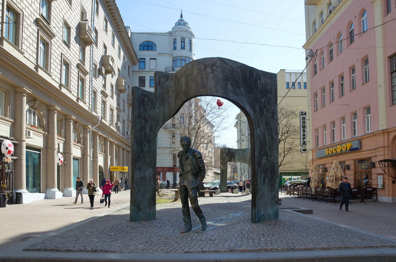 Памятник Булату Окуджаве в Москве