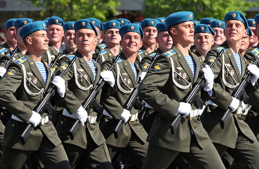 Защитники росси. Солдат ВДВ. Военно десантные войска. Форма воздушно десантных войск. ВДВ на параде.