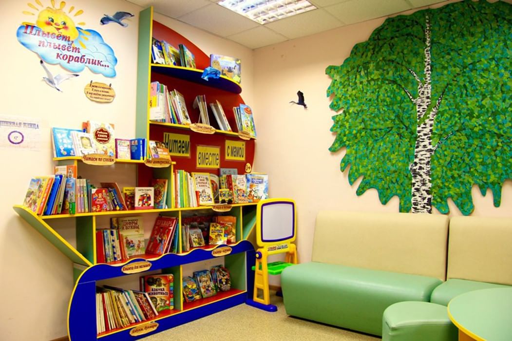 Детская библиотека гражданский. Детские библиотеки. Детский уголок в библиотеке. Интерьер детской библиотеки. Детская зона в библиотеке.